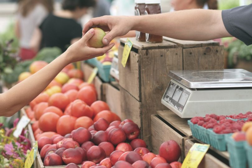 apples_business_buy_deal_farmers_market_fruits_give_hands-1366143.jpg!d